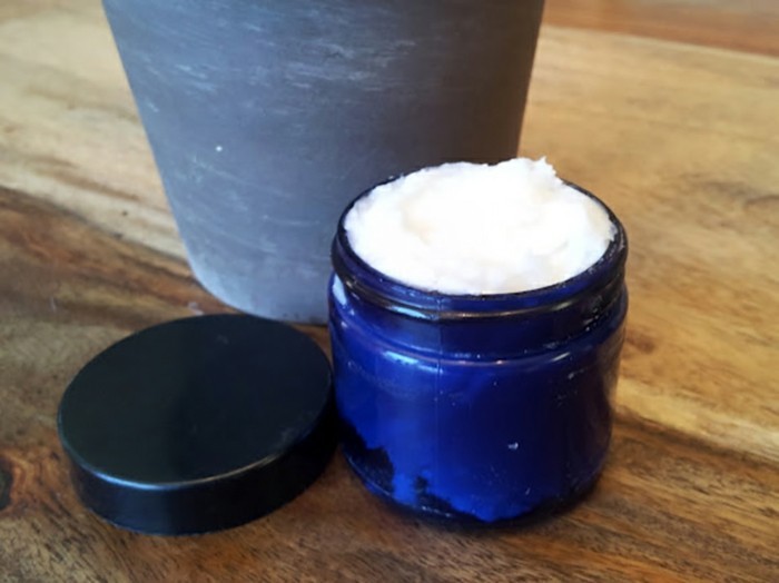 deodorant-selber-machen-weisse-creme-in-blauem-glas