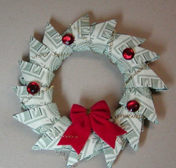 geldgeschenke-weihnachten-einen-tuerkrank-mit-roter-dekoration
