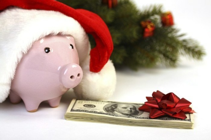 geldgeschenke-weihnachten-sparschwein-mit-muetze-und-buendel-banknoten