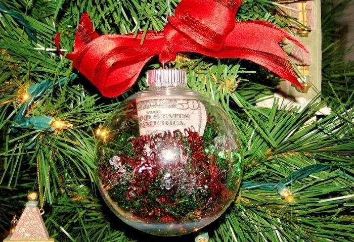 Geldgeschenke-weihnachtlich-verpacken-eine-überraschung-auf-tannenbaum-mit-weihnachtskugel-mit-geld