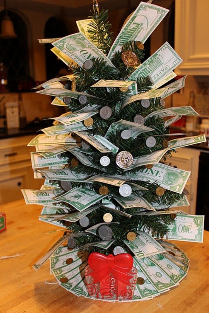 geldgeschenke-weihnachtlich-verpacken-einen-tannenbaum-mit-noten-im-wohnzimmer-auf-tafel-aus-holz