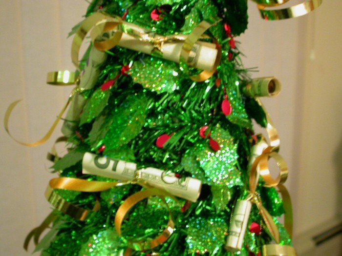 geldgeschenke-weihnachtlich-verpacken-einen-tannenbaum-mit-geld-auf-rollen-dekoriert-von-nah