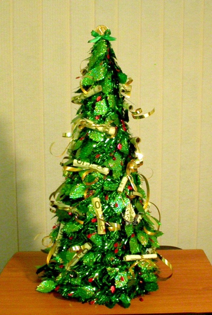 geldgeschenke-weihnachtlich-verpacken-einen-tannenbaum-mit-geld-auf-rollen-dekoriert