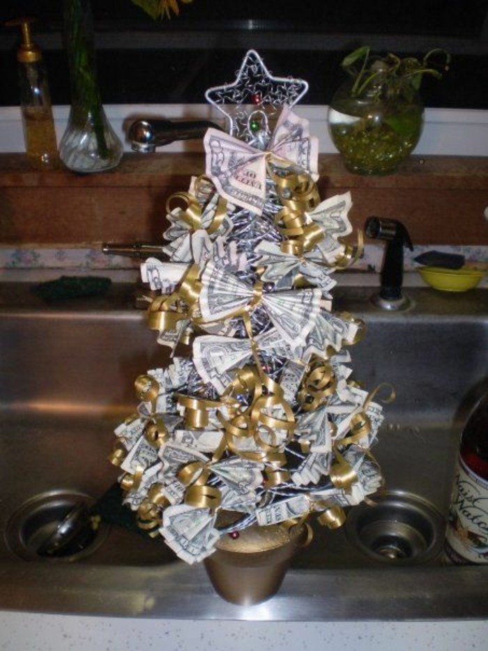 geldgeschenke-zu-weihnachten-christbaum-mit-goldenen-baenden-und-gefalteten-noten