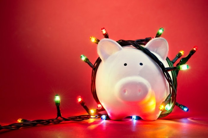 geldgeschenke-zu-weihnachten-ein-sparschwein-mit-lichterkette-umgehuellt