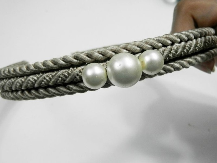 haarband-selber-machen-mit-drei-perlen-in-grauer-farbe-geflechtet