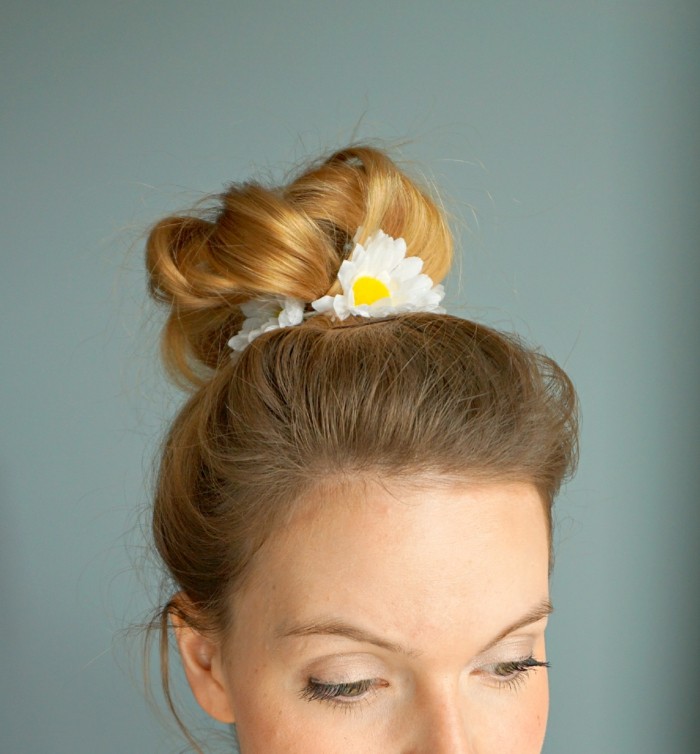 stirnband-naehen-mit-geiseblumen-in-hochsteck-frisur