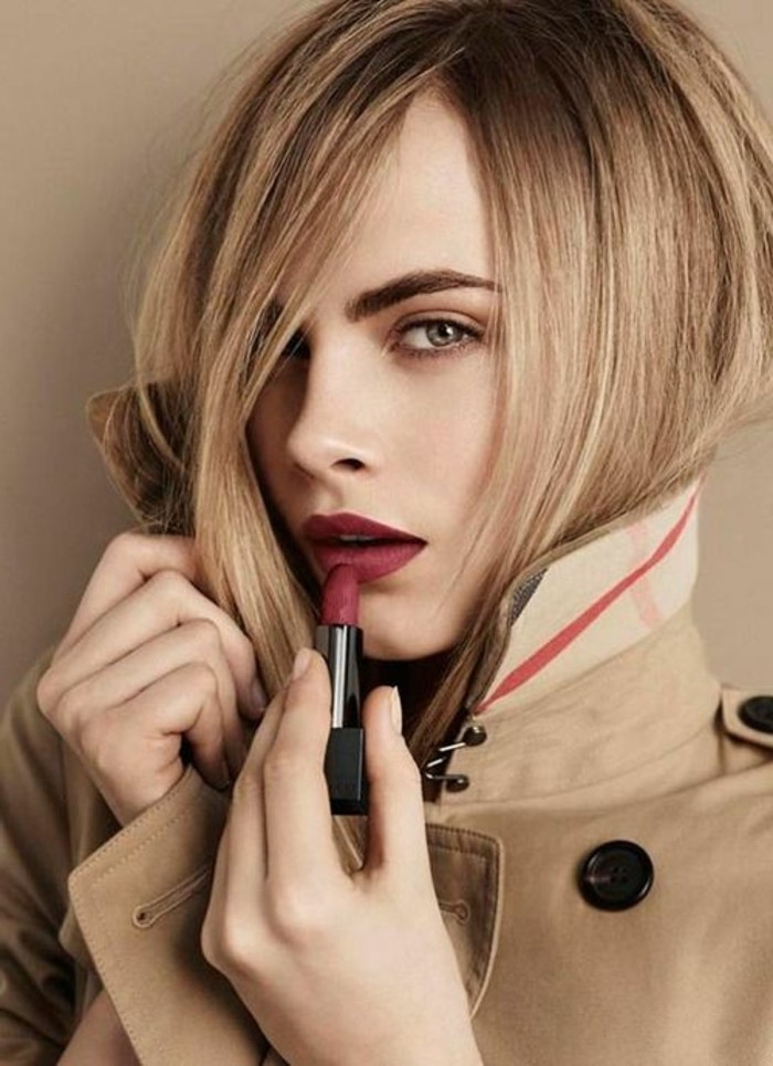 abend-make-up-lippenstift-blonde-haare-mantel-beige
