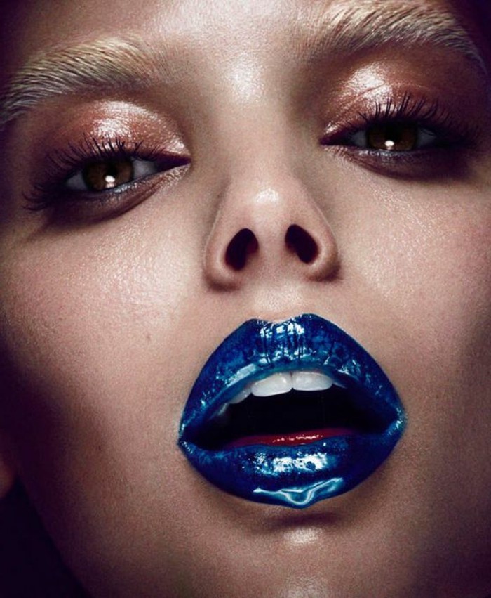 augen-make-up-exzetntrisch-blaue-lippen-lippenstift-exotisch-extravagante-lippen-schminke-gesicht-goldene-schatten