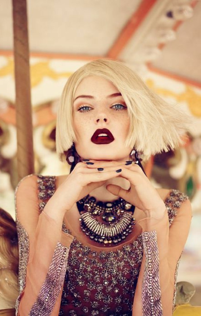augen-make-up-model-blonde-haare-kurze-frisur-dunkel-rot-farbe-lippen