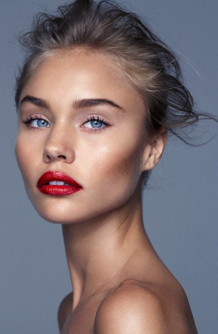 augen-make-up-rot-lippenstift-blaue-augen-blondes-haar-model