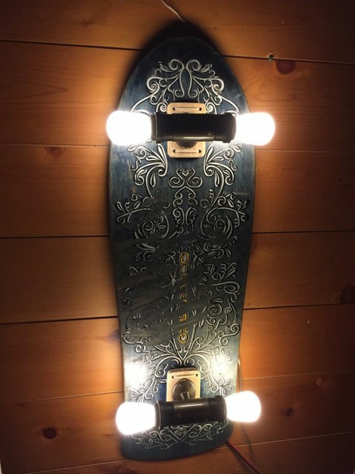 ausgefallene-lampen-skateboard-mit-dekorationen-wanddeko