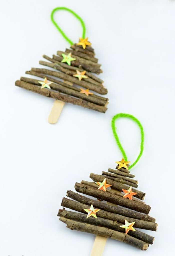 bastelideen-weihnachten-holz-kleine-weihnachtsbaume-gruner-faden-goldene-sterne