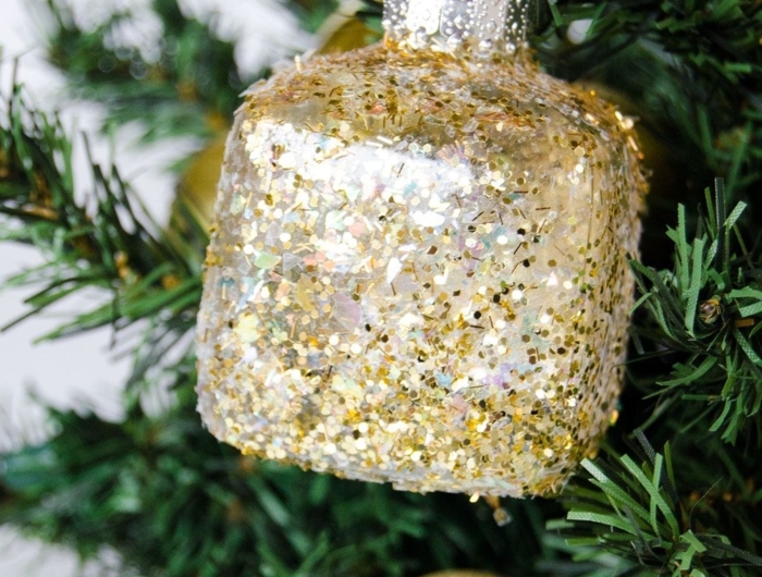 basteln ornamente weihnachtskugel mit glitter tannenbaum dekoration inspiration diy deko