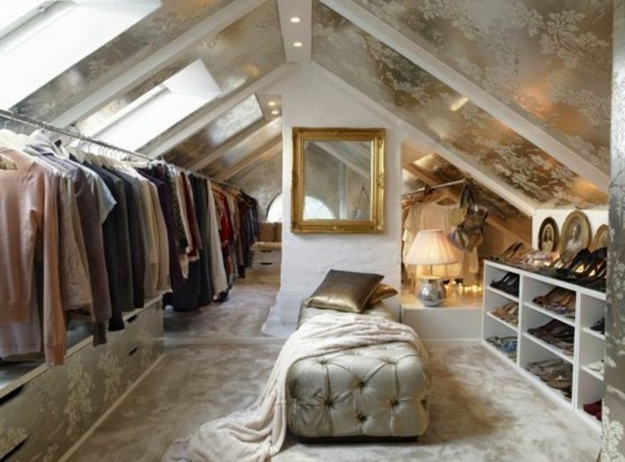 begehbare-kleiderschraenke-dachzimmer-golden-gestaltet-garderobenstaender