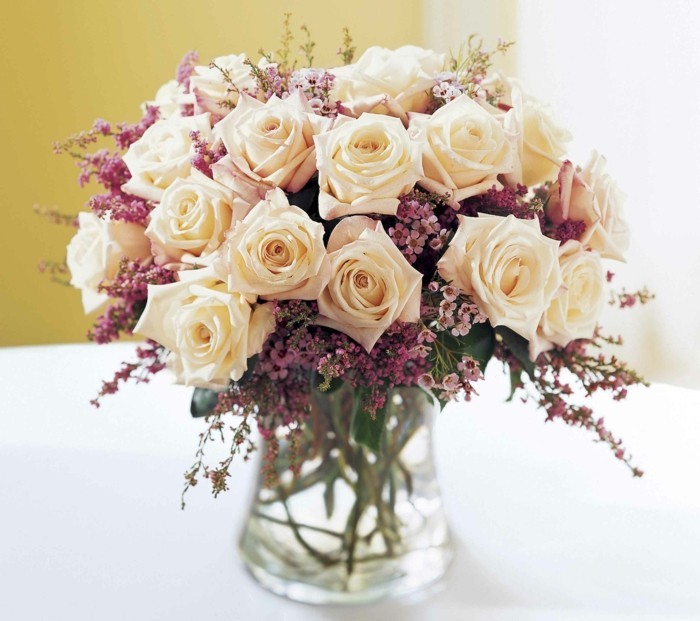 blumenversandt-rosen-rosa-lila-blumen-strauss-vase-ideen-fuer-bouquet