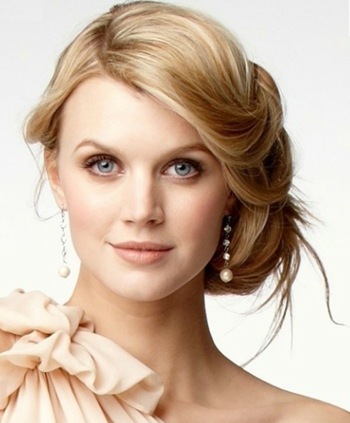 braut-make-up-dezent-schminken-blonde-haare-blaue-augen-natuerlicher-look
