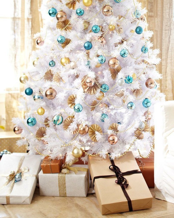 christbaum-weis-tuerkis-gold-weis-deko-ideen-ornamente-geschenke