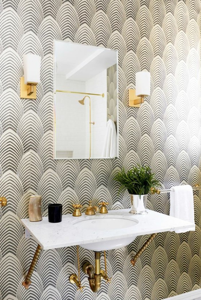 coole-muster-badezimmer-weiser-waschbecken-eckiger-spiegel-lampen-pflanze-tapete