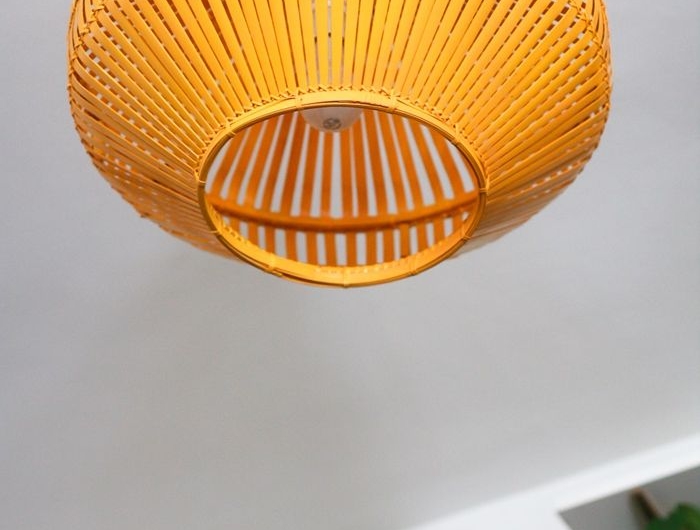 deckenlampe selber bauen einfache einleitung schritt für schritt orangenfarbener lampenschrim aus ratankorb