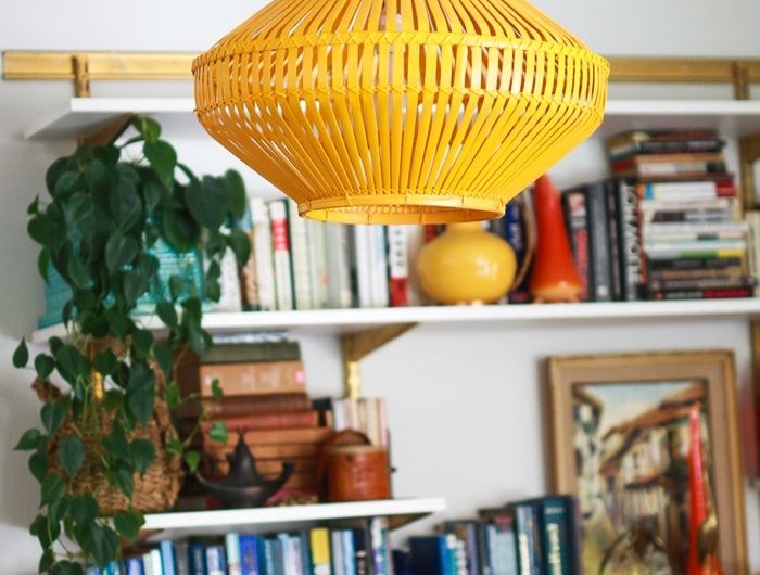 deckenlampe selber bauen lampeschrm aus orangenfarbenem rattankorb selbstgemachte lampe einzigartige deko