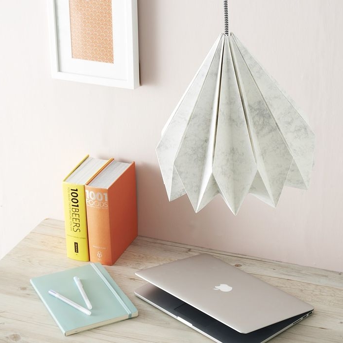 deckenlampe selber bauen selbstgemachter lampenschirm aus weißem papier origami falten arbeitszimmer deko