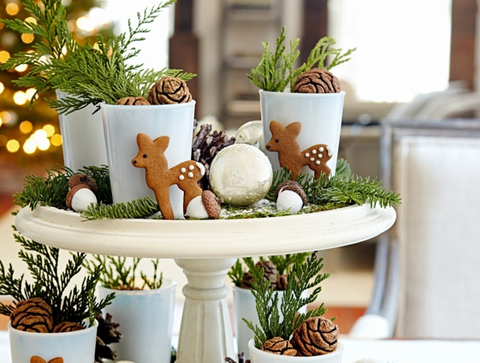 dekorierter kuchenständer rehfiguren tannenzweigen schnee tischdeko weihnachten inspiration weihnachtsdeko basteln