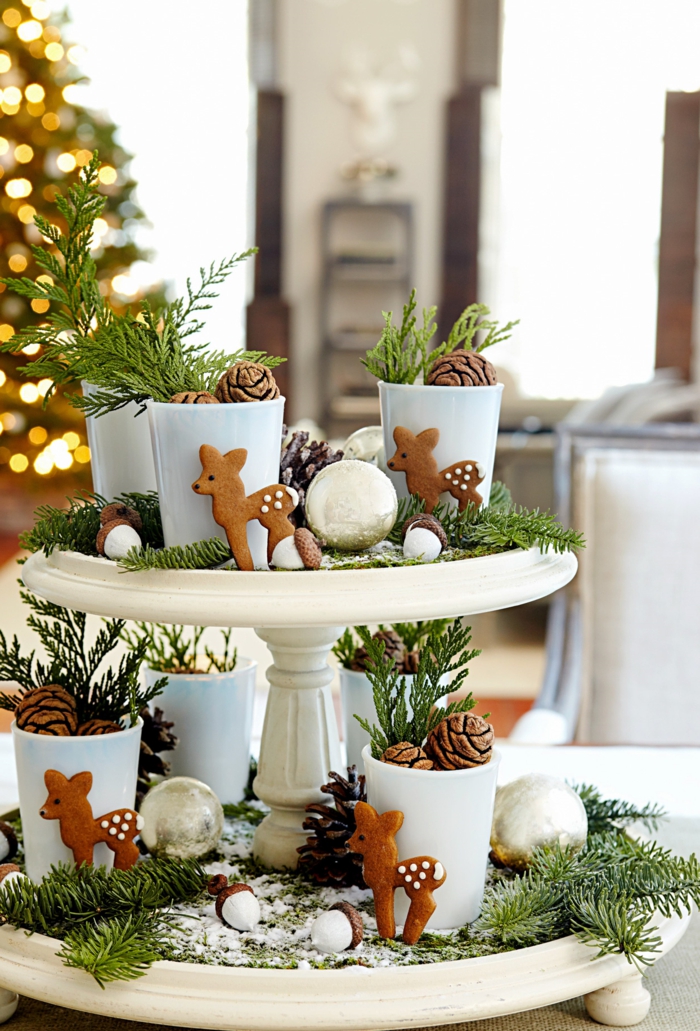 dekorierter kuchenständer rehfiguren tannenzweigen schnee tischdeko weihnachten inspiration weihnachtsdeko basteln