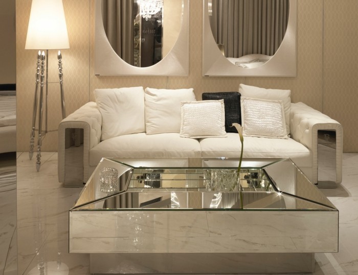 designer-couchtische-aus-glas-spiegelglas-viereckig-niedrig-elegant-marmorfliesen-weisse-polstercouch-stehlampe