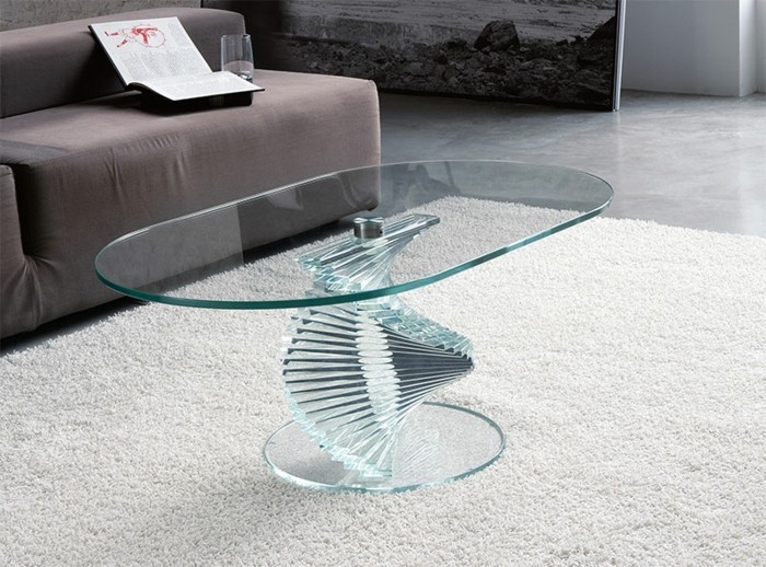 designer-couchtisch-glas-ovale-form-elegant-weisser-plueschteppich-marmorboden-braune-couch
