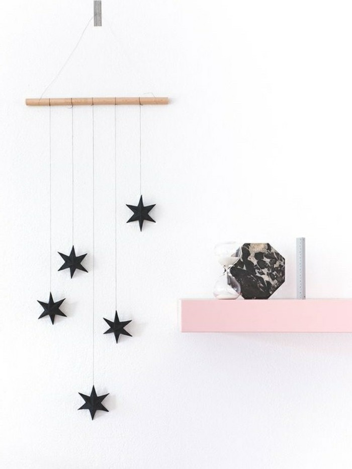 diy-deko-weise-wand-schwarze-sterne-aus-papier-dekoartikel-rosa-regal