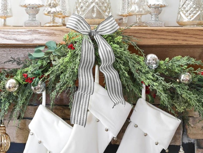 drei weiße nikolausstiefel aufgehängt am kamin bastelideen für weihnachten zum verschenken minimalistische dekoration