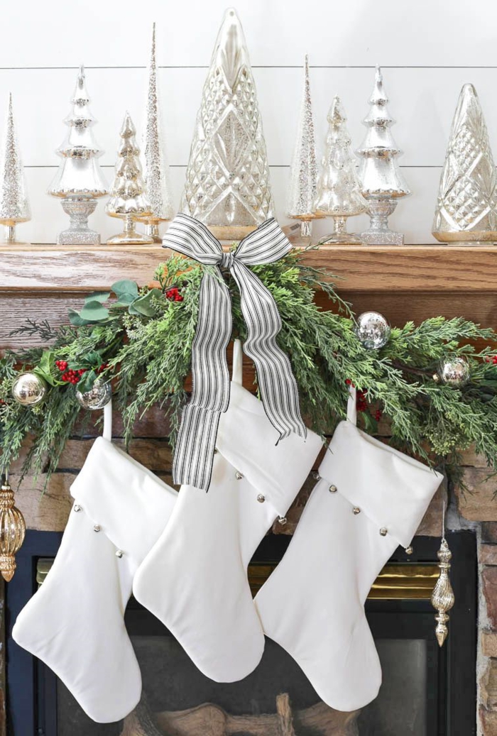 drei weiße nikolausstiefel aufgehängt am kamin bastelideen für weihnachten zum verschenken minimalistische dekoration