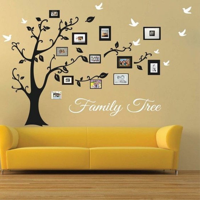 fotowand-ideen-familienbaum-grauer-sofa-boden-aus-holz-hellbraune-wand