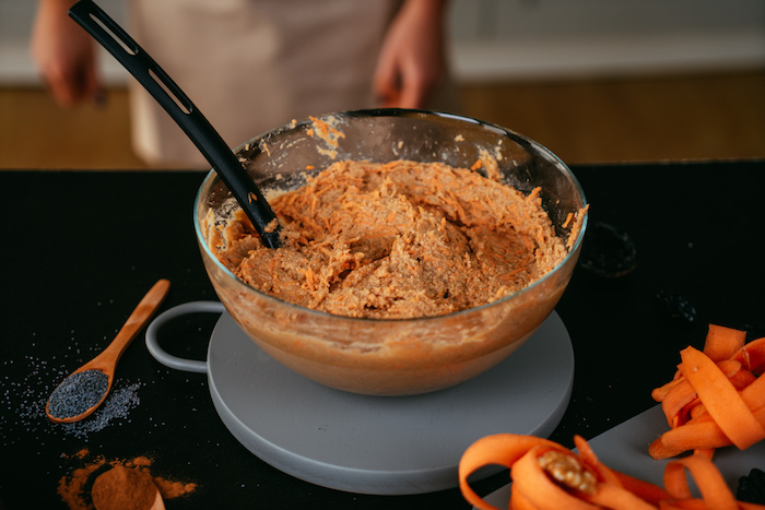 Alle Zutaten gut umrühren, Schritt für Schritt glutenfreien Karottenkuchen selber machen 