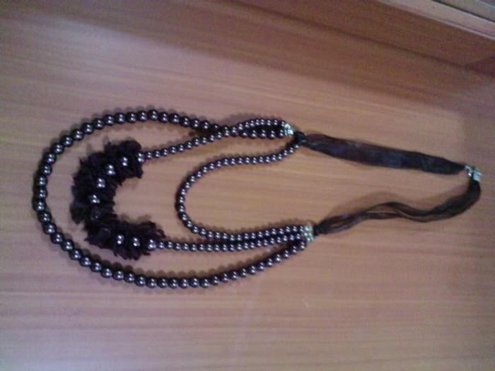halsketten-selber-machen-aus-perlen-mit-schwarzem-band-und-schwarzen-ornamenten