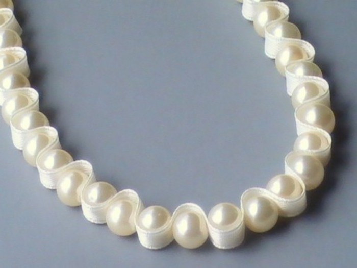 halsketten-selber-machen-aus-perlen-und-stoff