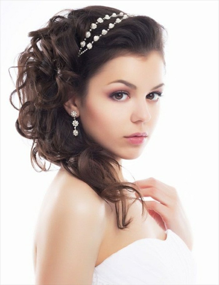 wedding make-up-young-bride-with-tiara-pearls-dress-nude-make-up
