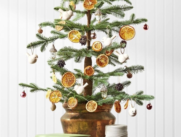 kleinen weihnachtsbaum dekorieren mit orangenscheiben kleinen zapfen und kugeln winterdeko basteln