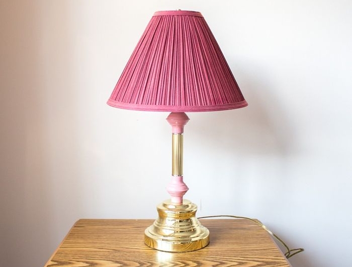 lampenschirm selber machen stehlampe mit rosa schirm diy ideen für zuhause bastelanleitungen