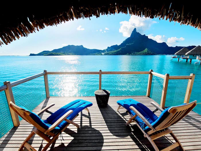 urlaub bora bora erlebnisse zum genießen zwei liegestühle auf der veranda terrasse mit blick nach dem ozean