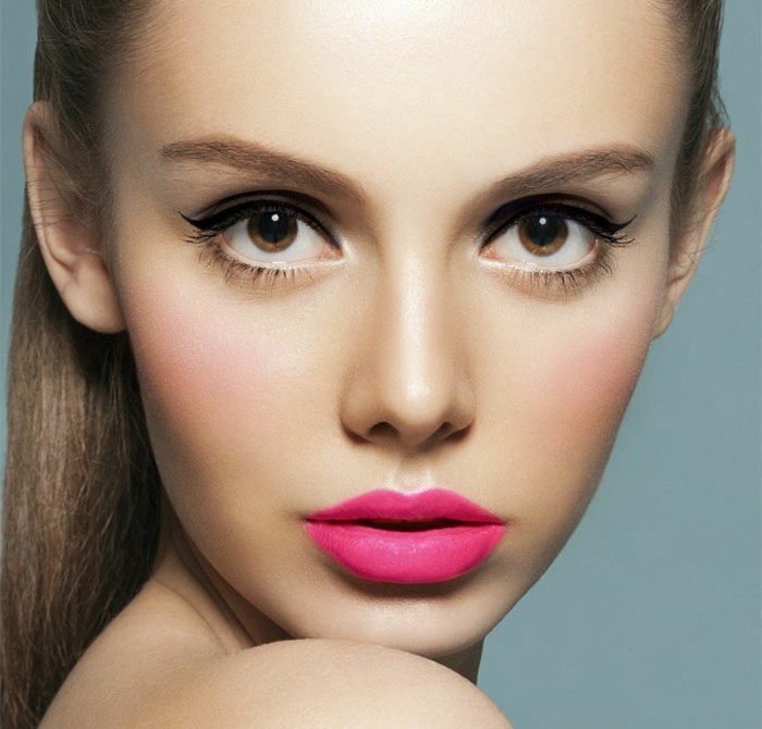 make-up-anleitung-gesicht-makeup-lipgloss-lippenstift-rosa-zyklame-lidstrich-model-grosse-augen