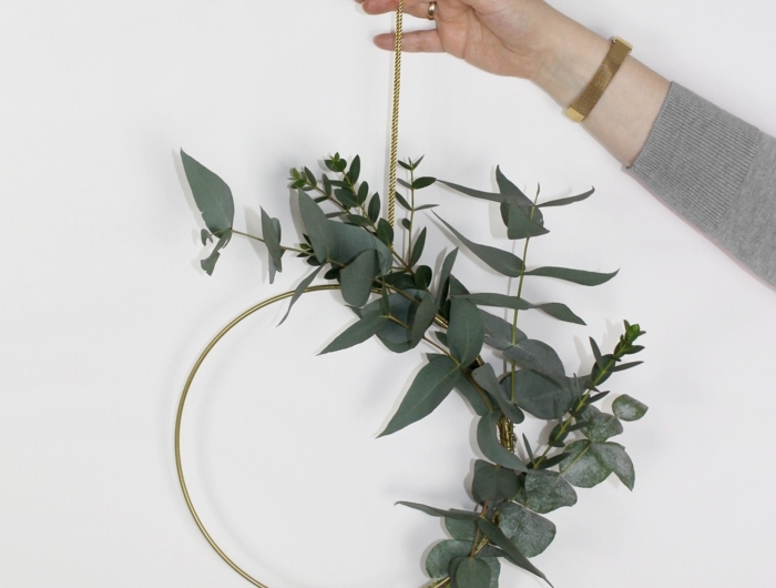 minimalistische deko ideen bastelideen für weihnachten zum verschenken kranz mit eukalyptus hand hält kranz