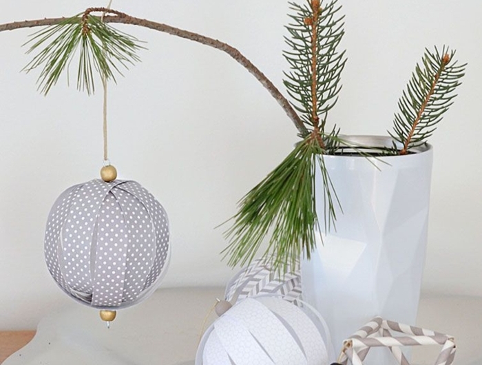 minimalistische dekoration weihnachtskugeln basteln weihnachten papier vase mit tannenzweigen