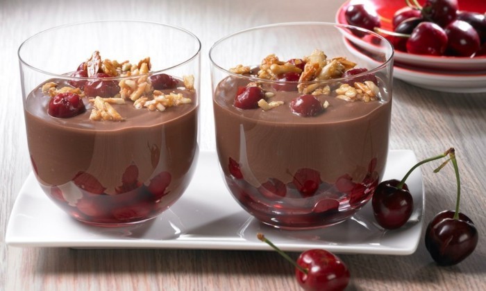 nachspeise-im-glas-leichte-desserts-leichtes-dessert-schokomuss-kirschen-nuesse