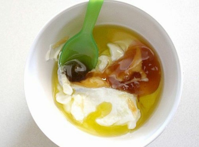 olivenoel-haarkur-hoenig-joghurt-beim-ruehren