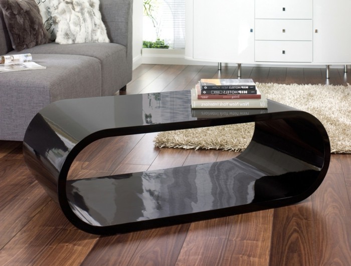 ovale-form-designer-couchtische-schwarz-holzboden-plueschteppich-beige-graue-couch