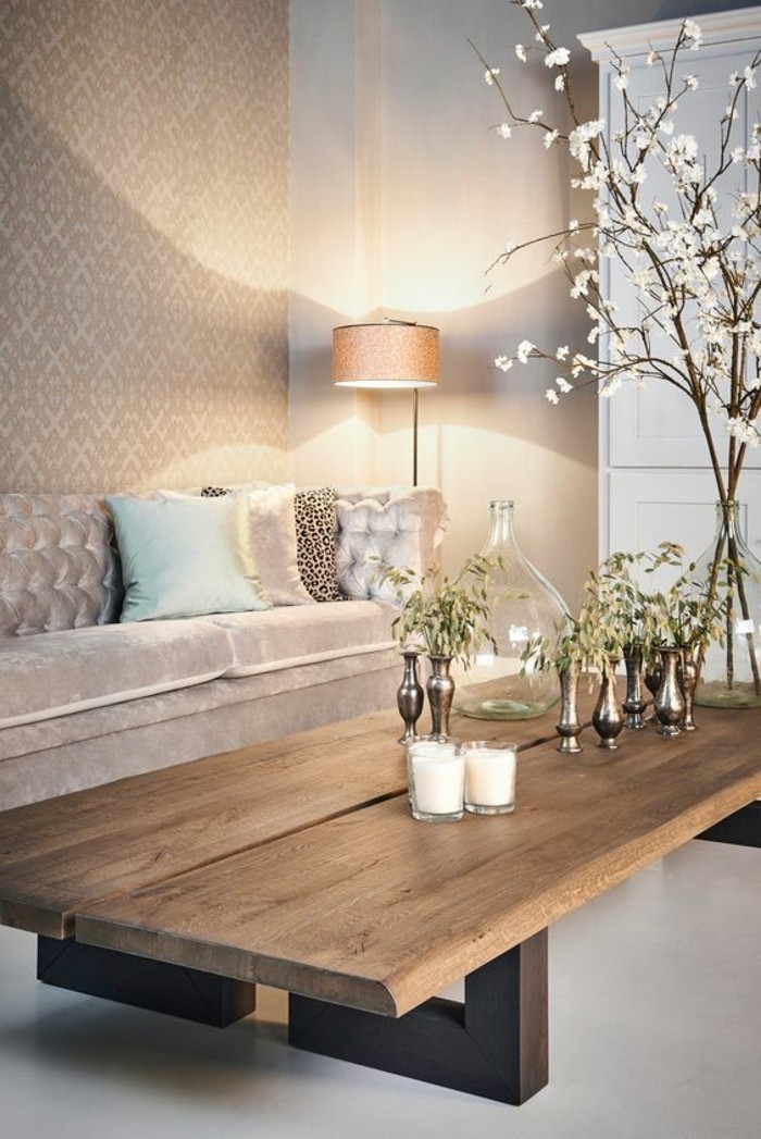 raumgestaltung-ideen-sofa-pflanzen-tisch-aus-massivholz-wohnzimmer-lampe