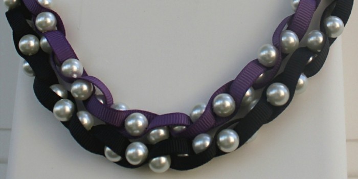 schmuck-selbst-herstellen-silbere-perlen-in-schwarzer-und-lila-farben