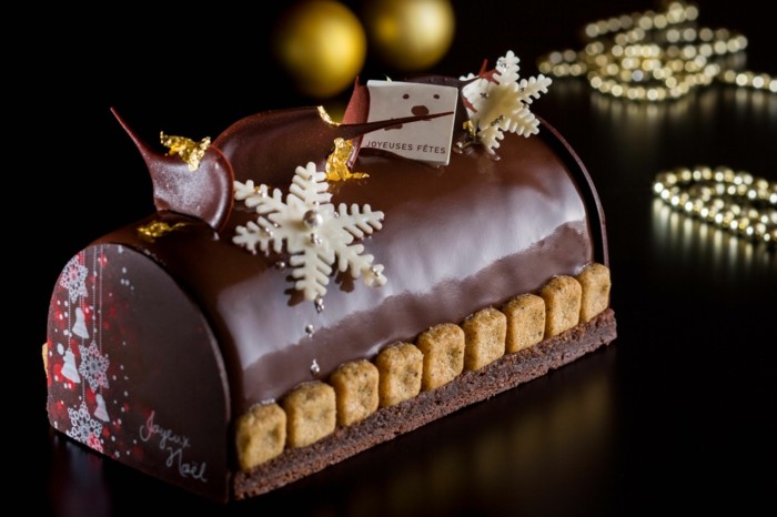 schokokuschen-mit-guss-biskuiten-schneeflocken-aus-weisser-schokolade-nachspeise-weihnachten